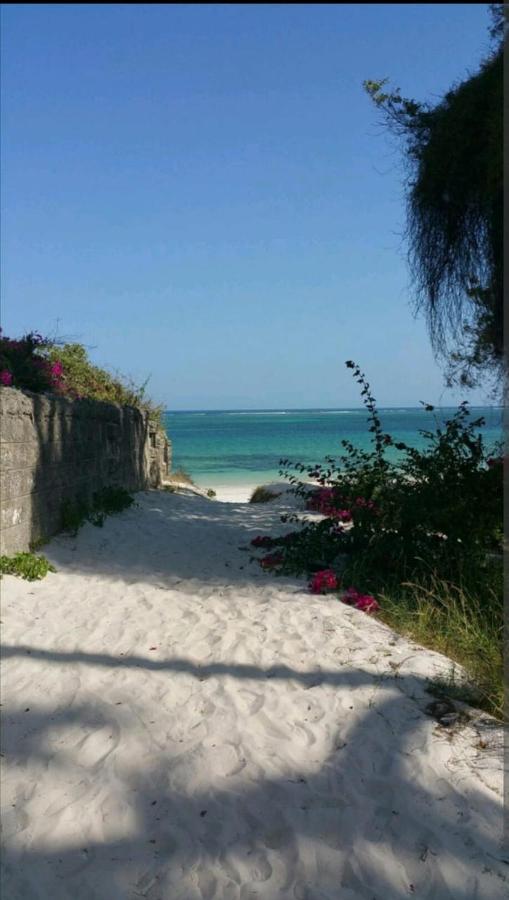 Beach Front Studio Apartment Nyali Beach Esterno foto